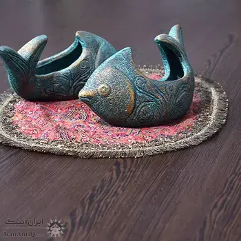 ظرف سفالی پتینه مدل ماهی دم کج در چیدمان