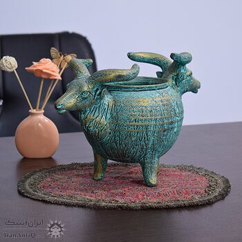 ظرف سفالی پتینه با طرح دو سر گاو در چیدمان