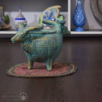 ظرف سفالی پتینه با طرح دو سر گاو در چیدمان