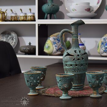 پارچ و لیوان سفالی پتینه مشبک در چیدمان