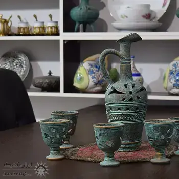 پارچ و لیوان سفالی پتینه مشبک در چیدمان