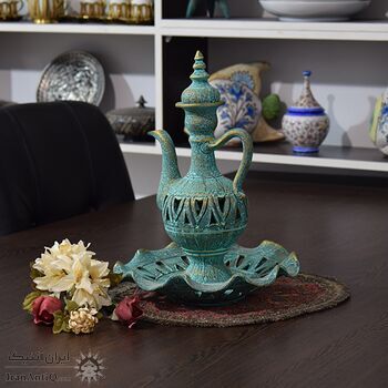 آفتابه و لگن سفالی پتینه مشبک در چیدمان