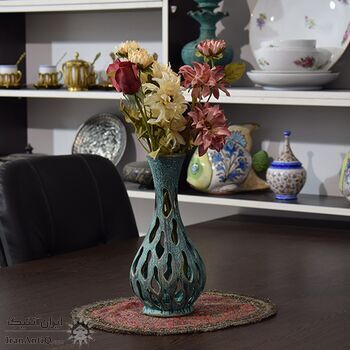 گلدان سفالی مشبک پتینه در چیدمان