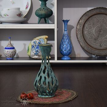 گلدان سفالی مشبک پتینه در چیدمان