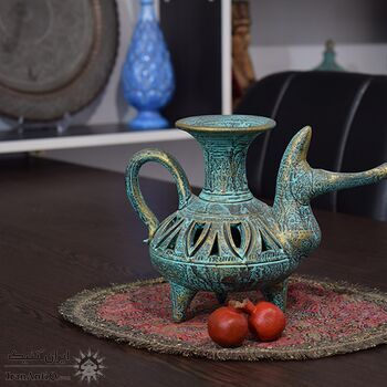 کوزه سه پایه مشبک سفالی پتینه در چیدمان