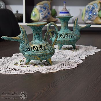 کوزه سه پایه مشبک سفالی پتینه در چیدمان
