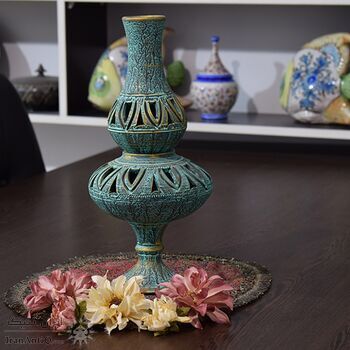 شمعدان مشبک سفالی پتینه در چیدمان