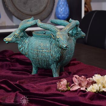 کوزه سفالی پتینه سه سر گاو در چیدمان