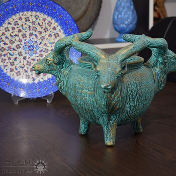 کوزه سفالی پتینه سه سر گاو در چیدمان