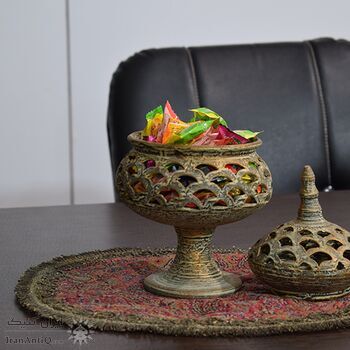 جاشکلاتی مشبک سفالی پتینه پایه دار در چیدمان