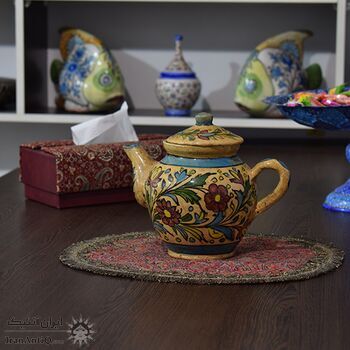 قوری سفالی لعابی در چیدمان