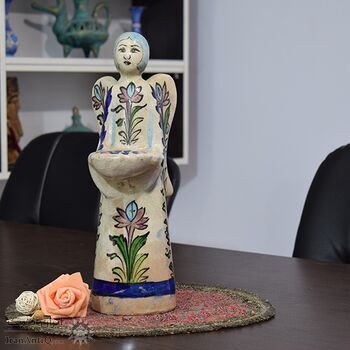 شمعدان سفالی  لعابی طرح فرشته در چیدمان