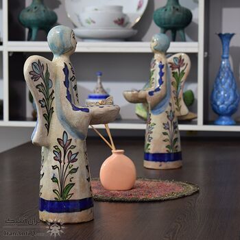 شمعدان سفالی  لعابی طرح فرشته در چیدمان