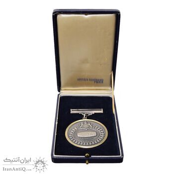مدال دومین دوره مسابقات قهرمانی کارگران کشور 1350 (با جعبه فابریک) - AU - محمد رضا شاه