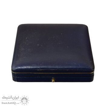 مدال یادبود هشتمین دوره مسابقات قهرمانی والیبال نظامی جهان (با جعبه فابریک) - UNC - محمد رضا شاه