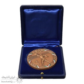 مدال یادبود هشتمین دوره مسابقات قهرمانی والیبال نظامی جهان (با جعبه فابریک) - UNC - محمد رضا شاه