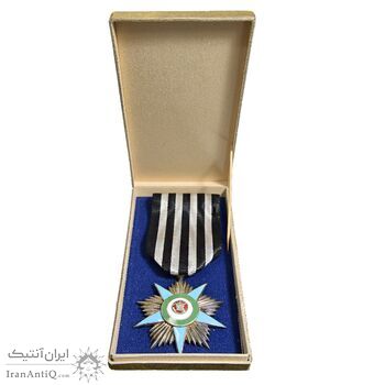 نشان افتخار درجه 3 (با جعبه فابریک) - AU - محمدرضا شاه