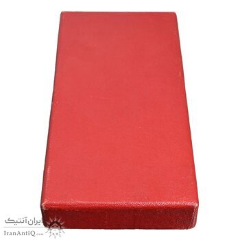 مدال یادبود 28 مرداد 1332 (با روبان و جعبه فابریک) - UNC - محمدرضا شاه مدال یادبود 28 مرداد 1332 (با روبان و جعبه فابریک) - UNC - محمدرضا شاه