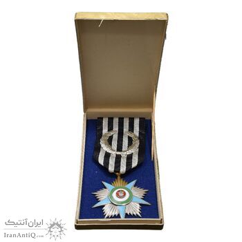 نشان افتخار درجه 2 (با جعبه فابریک) - UNC - محمدرضا شاه نشان افتخار درجه 2 (با جعبه فابریک) - UNC - محمدرضا شاه