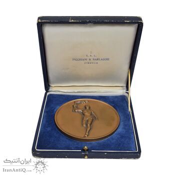 مدال یادبود وزارت فرهنگ و شورای آموزشگاههای کشور (با جعبه فابریک) - AU - محمدرضا شاه