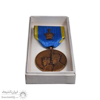مدال برنز آویزی تاجگذاری 1346 (روز) با جعبه فابریک - UNC - محمد رضا شاه