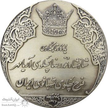 مدال نقره انقلاب سفید 1346 (با جعبه) - UNC - محمد رضا شاه