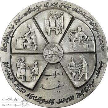 مدال نقره انقلاب سفید 1346 (با جعبه فابریک) - UNC - محمد رضا شاه