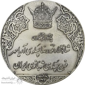 مدال نقره انقلاب سفید 1346 (با جعبه فابریک) - UNC - محمد رضا شاه