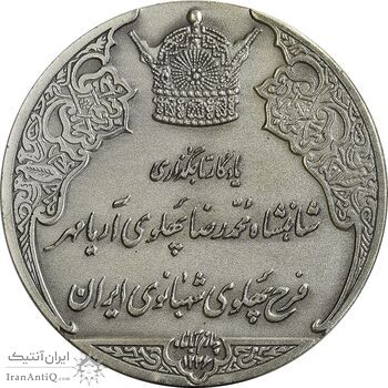 مدال نقره انقلاب سفید 1346 (با جعبه فابریک) - UNC - محمد رضا شاه