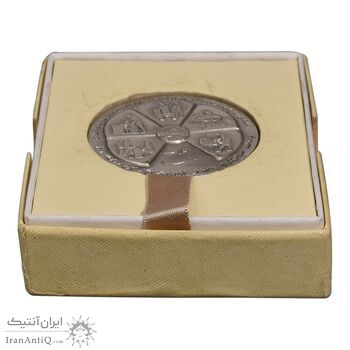 مدال نقره انقلاب سفید 1346 (با جعبه فابریک) - UNC - محمد رضا شاه