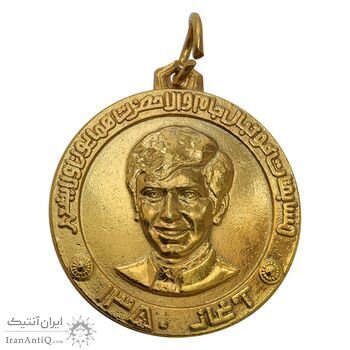 مدال آویز طلایی مسابقات فوتبال جام ولیعهد 1350 - UNC - محمد رضا شاه