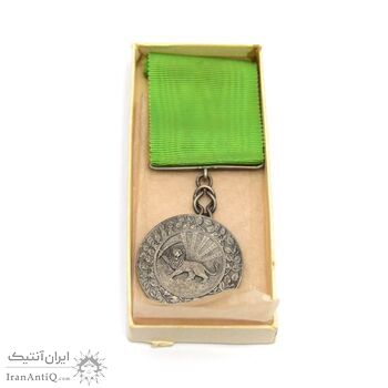 مدال نقره بپاداش خدمت (با جعبه و روبان فابریک) - UNC - رضا شاه