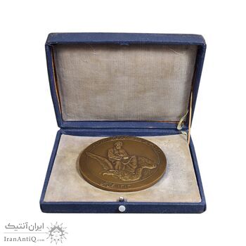مدال بزرگداشت هزارمین سالروز فردوسی 1313 (با جعبه فابریک) - AU - رضا شاه