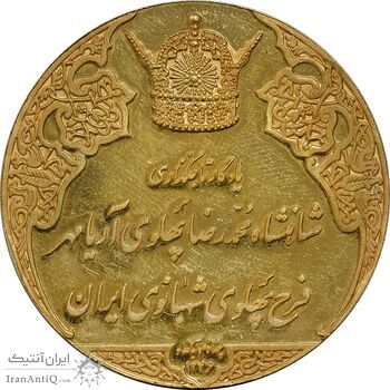مدال طلا انقلاب سفید 1346 (با جعبه فابریک) - UNC - محمد رضا شاه