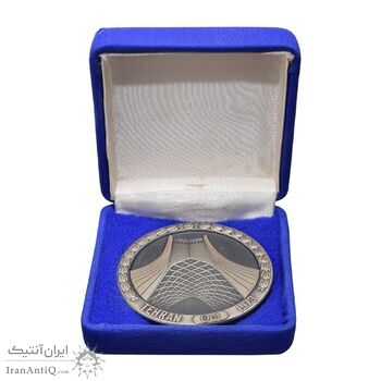 مدال اولین دوره مسابقات شمشیر بازی آسیا تهران 1352 (با جعبه فابریک) - UNC - محمد رضا شاه