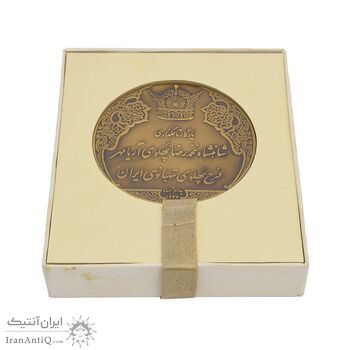 مدال برنز انقلاب سفید 1346 (با جعبه) - UNC - محمد رضا شاه مدال برنز انقلاب سفید 1346 (با جعبه) - UNC - محمد رضا شاه