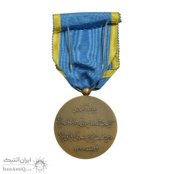 مدال برنز آویزی تاجگذاری 1346 (روز) با جعبه فابریک - UNC - محمد رضا شاه