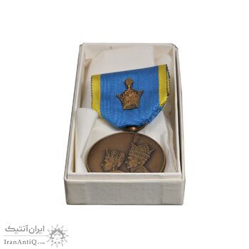 مدال برنز آویزی تاجگذاری 1346 (روز) با جعبه فابریک - UNC - محمد رضا شاه