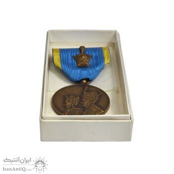 مدال برنز آویزی تاجگذاری 1346 (روز) با جعبه فابریک - UNC - محمد رضا شاه