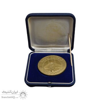 مدال برنز بانک عمران به مناسبت جام جهانی بولینگ 1355 - طلایی - با جعبه فابریک - AU - محمد رضا شاه مدال برنز بانک عمران به مناسبت جام جهانی بولینگ 1355 - طلایی - با جعبه فابریک - AU - محمد رضا شاه