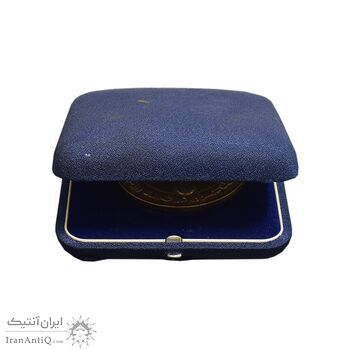 مدال برنز بانک عمران به مناسبت جام جهانی بولینگ 1355 - طلایی - با جعبه فابریک - AU - محمد رضا شاه مدال برنز بانک عمران به مناسبت جام جهانی بولینگ 1355 - طلایی - با جعبه فابریک - AU - محمد رضا شاه