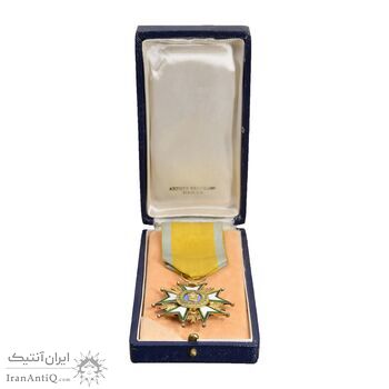 نشان تاج درجه پنج 1332 - با جعبه و روبان فابریک - AU58 - احمد شاه