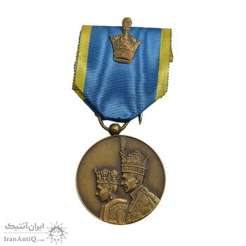 مدال برنز آویزی تاجگذاری 1346 (روز) با جعبه فابریک - UNC - محمد رضا شاه