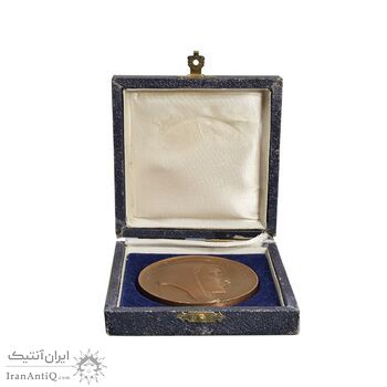 مدال علم و صنعت فرانسه 1338 - با جعبه فابریک - AU - محمدرضا شاه