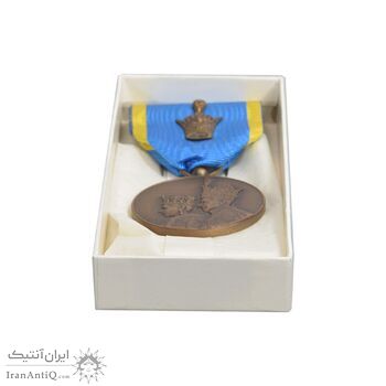 مدال برنز آویزی تاجگذاری 1346 (روز) با جعبه فابریک - UNC - محمد رضا شاه