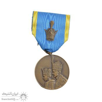 مدال برنز آویزی تاجگذاری 1346 (روز) با جعبه فابریک - UNC - محمد رضا شاه