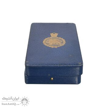 نشان تاج درجه سه 1332 - با جعبه و روبان فابریک - AU - احمد شاه