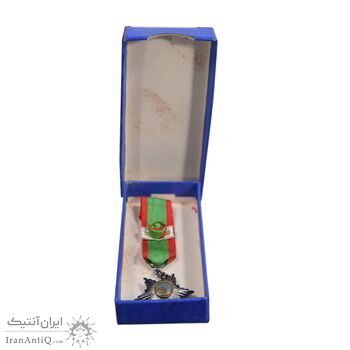 نشان همایونی درجه سه - با جعبه و روبان فابریک - شب - UNC - رضا شاه