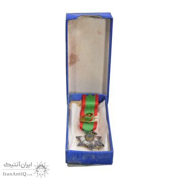 نشان همایونی درجه دو - با جعبه و روبان فابریک - شب - UNC - رضا شاه