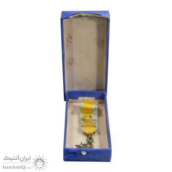 نشان تاج کیانی درجه 3 - با جعبه و روبان فابریک - شب - AU - محمد رضا شاه